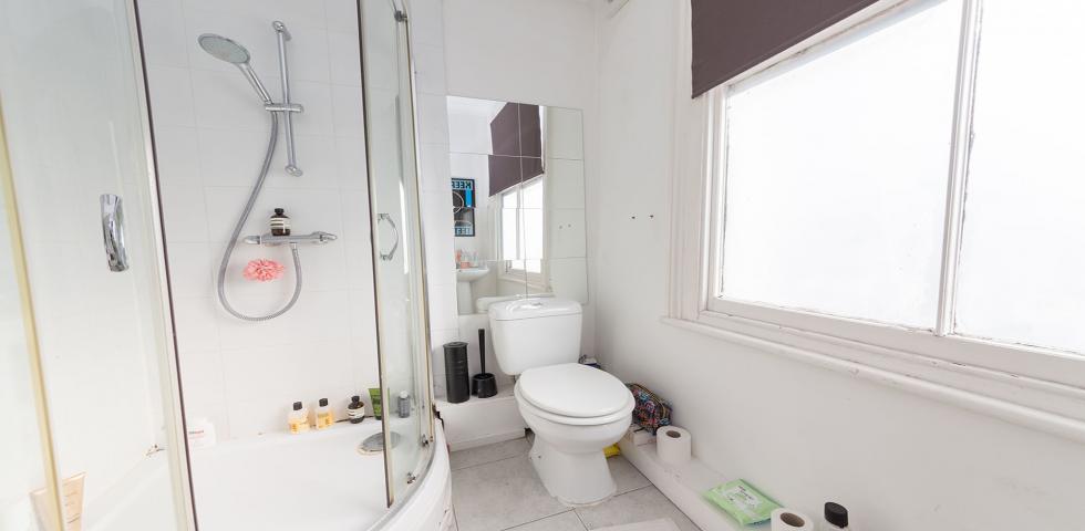 			LET, 4 Bedroom, 1 bath, 1 reception Flat			 Chesterton Road, LADBROKE GROVE